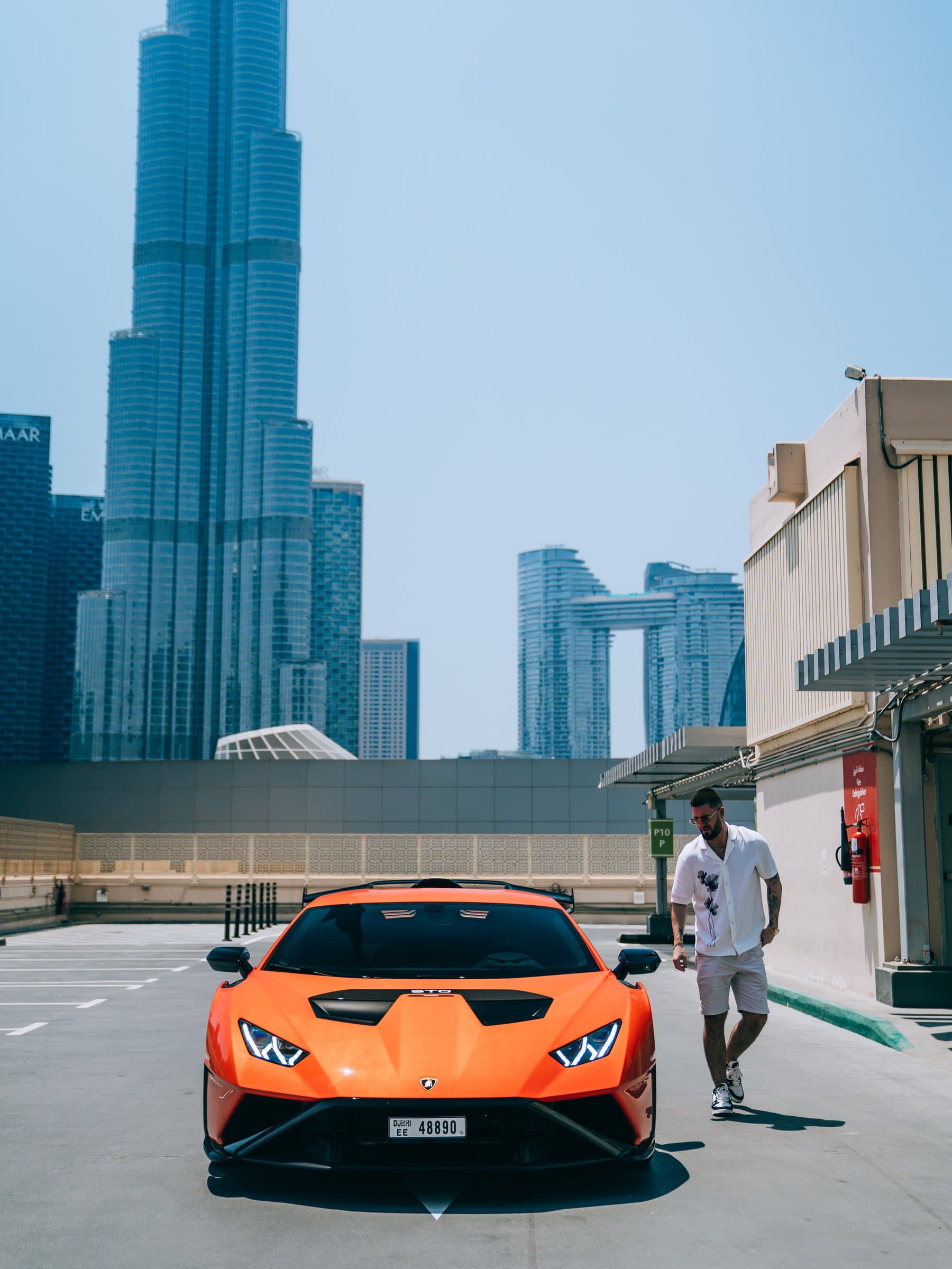 Santiago junto a un Lamborghini Huracán STO