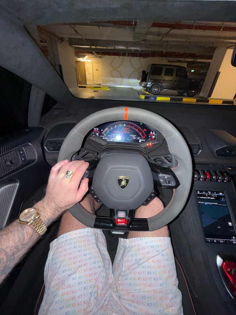 Lamborghini STO steering wheel con Rolex
